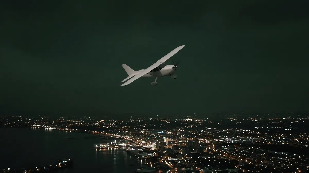 A light aircraft over a city opens the LakhBet crash page.